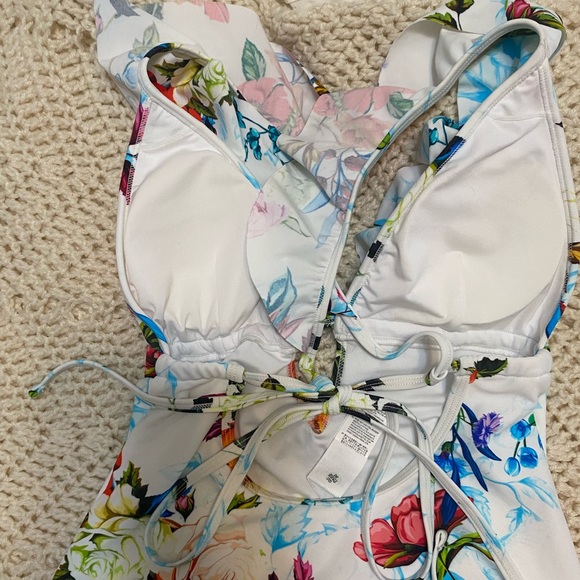 Capushe Swimsuit - Picture 9 of 10